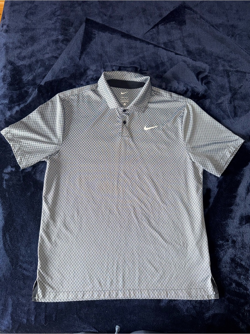 Nike Men’s Light Grey Geometric Performance Polo with White Swoosh